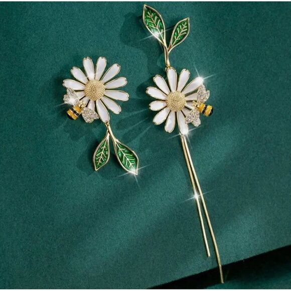 🌼 Betsey Johnson NEW unique & beautiful mismatched flower dangle earrings 🌼 - Picture 1 of 6